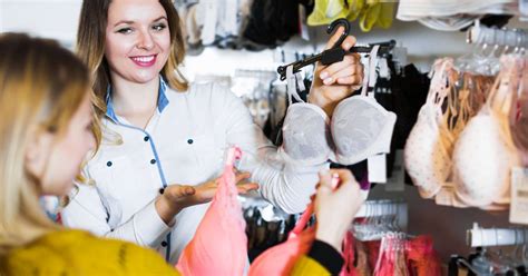Une Vendeuse En Boutique De Lingerie R V Le Les Pires Choses Que Font Les Clients