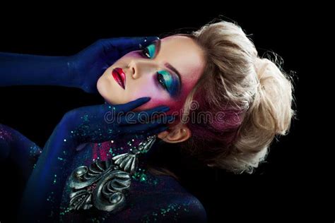 Jeune Fille Blonde Attirante Dans L Art Maquillage Lumineux Hauts Cheveux Peinture De Corps