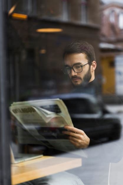 Alto Ngulo Joven Mal E Leyendo Peri Dico Foto Gratis