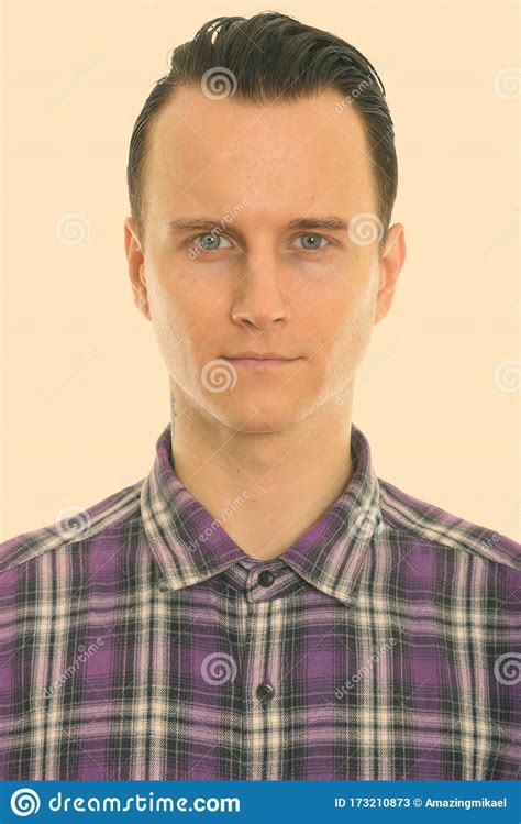 Cara Del Joven Y Guapo Hombre Con Camisa De Cuadros Imagen De Archivo