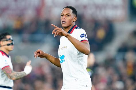 Duro cruce de Yerri Mina con Lautaro Martínez en la derrota del