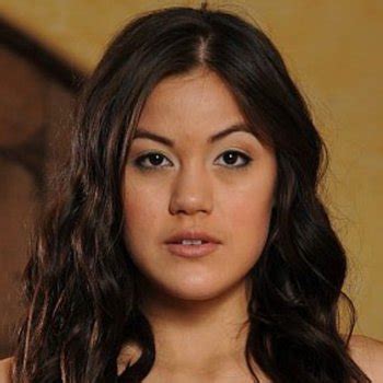 Watch Horny Latina Babe Kendra Offers Her Holes