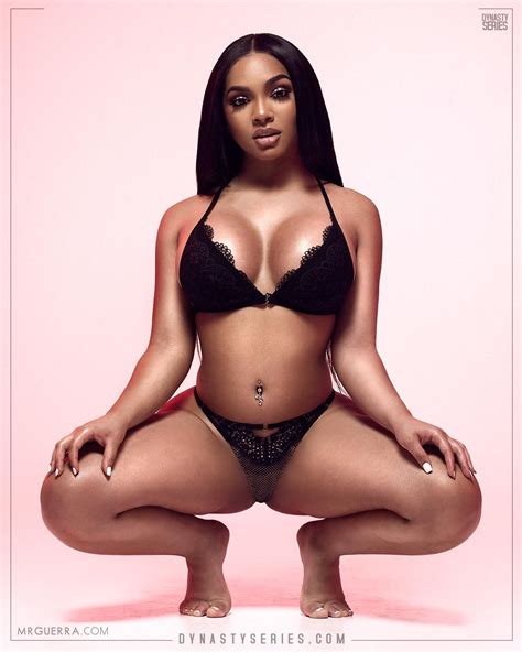 Ravishing Ebony Babe Poses Rather Seductively Photos