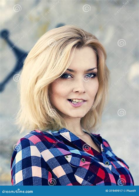 Portrait D Une Jeune Belle Fille Blonde Sensuelle Image Stock Image Du Lifestyle Visage
