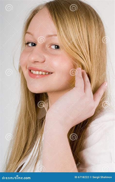 Fille Assez Blonde De Jeunes Photo stock Image du verticale sensualité 6718222