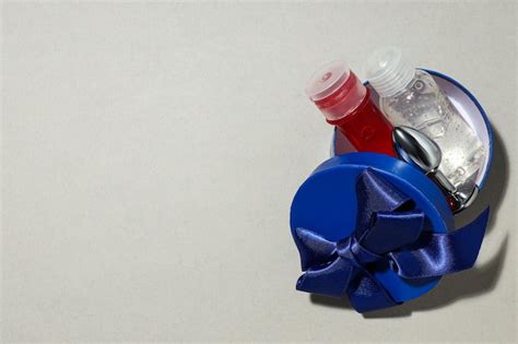 Lubricante Y Plug Anal En Caja De Regalo Foto Premium