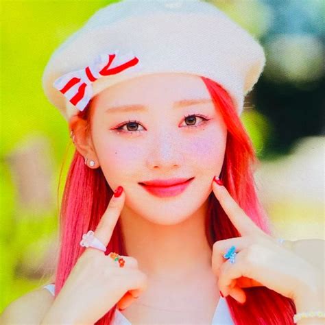 Loona Yves Pfp Icon In 2022 Women Fashion Girl