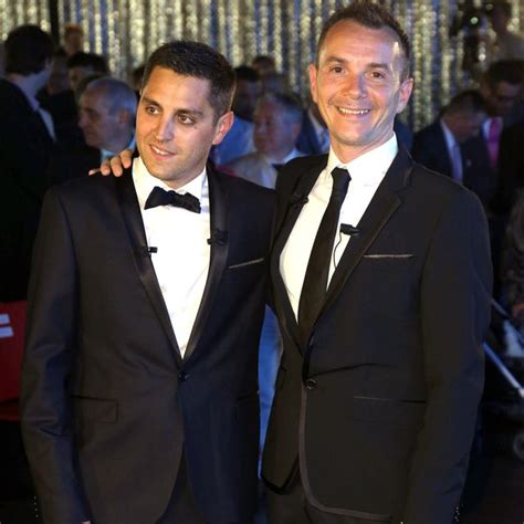 Le premier couple gay marié en France menacé de mort sur Twitter Elle