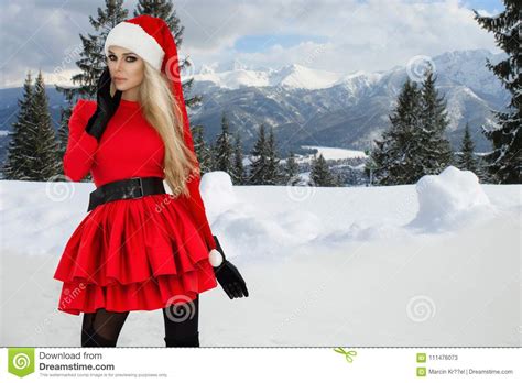 Belle Femme Blonde Sexy Utilisant Une Robe Rouge Et Un Chapeau Du S De Santa Dans Les