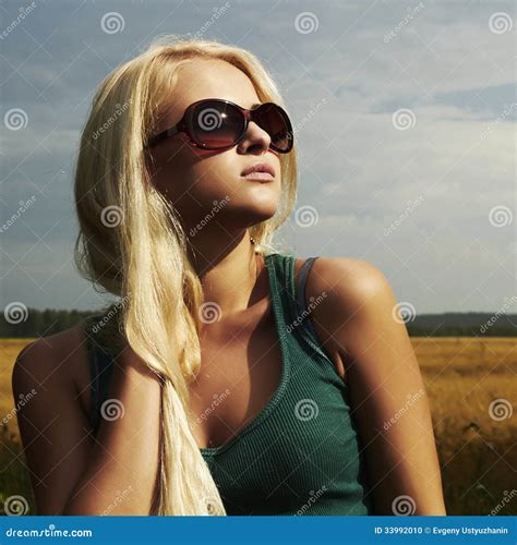 Belle Fille Blonde Sur Le Field Beauty Woman Sunglasses Photo Stock Image Du Ensuite