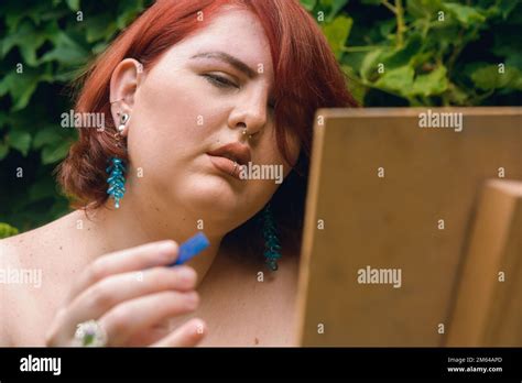 Gros Plan De La Jeune Femme De Latina Caucasienne Avec De Courts Cheveux Rouges Assis L