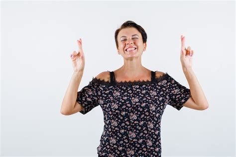 Femme Mature En Chemisier Floral Jupe Noire En Gardant Les Doigts Crois S Souriant Et La