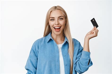 Belle Fille Blonde Semblant étonnée Montrant Sa Carte De Crédit Concept De Shopping En Ligne