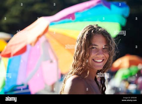 Jeune 14 15 ans bikini à la plage Banque de photographies et dimages à haute résolution Alamy