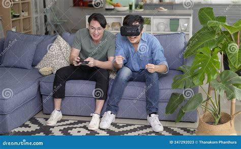 Jovem Casal Gay Sorrindo Jogando Videogames Na Sala De Estar Em Casa Lgbtq E Diversidade Imagem
