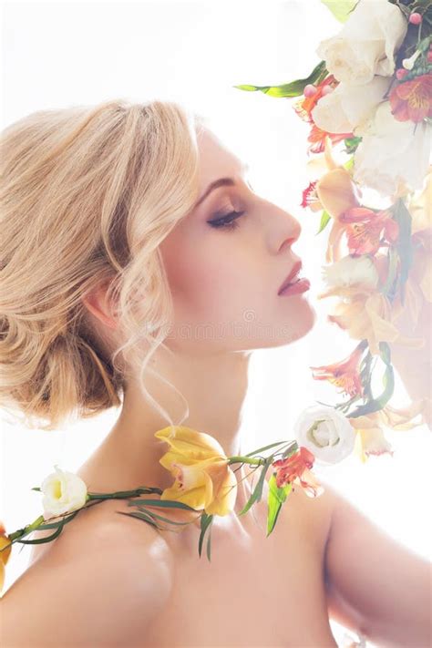 Jeune Fille Sensuelle Et Belle Dans La Lingerie Nuptiale Image Stock Image Du Visage Blonde