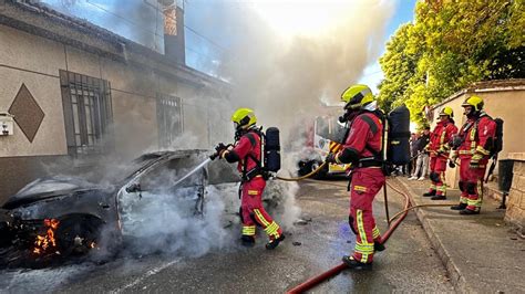 Un Veh Culo Se Calcina Tras Perder El Control Y Chocar Con Una Casa En