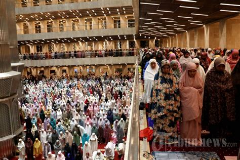 Salat Tarawih H Di Masjid Istiqlal Foto Tribunnews