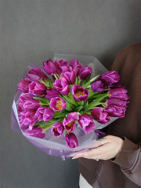 Купить Монобукет из 45 фиолетовых тюльпанов в Минске с доставкой на ...