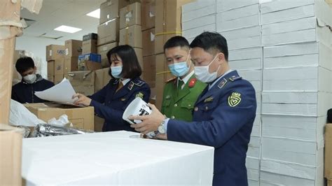 Cận cảnh kho hàng của hot girl livestream chốt hàng nghìn đơn mỗi ngày vừa bị kiểm tra