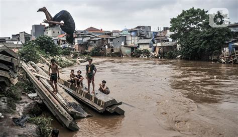 Foto Berenang Di Luapan Kali Ciliwung Foto Liputan