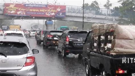 Banjir 60 Cm Genangi Akses Jalan Tol Bitung Arus Lalu Lintas Dialihkan