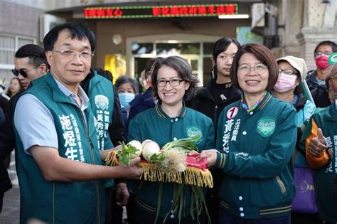 蕭美琴陪黃秀芳車掃衝人氣 粉絲高舉「勇士當為義鬥爭」 彰化縣 自由時報電子報