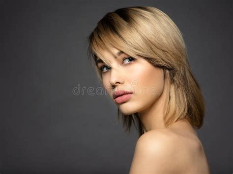 Femme De Blone Avec Des Cheveux Courts Frange Femme Blonde Sexy Image Stock Image Du Salon