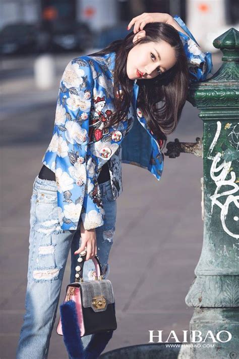 Địch Lệ Nhiệt Ba khoe ảnh selfie ngay lập tức hot hòn họt vì quá xinh