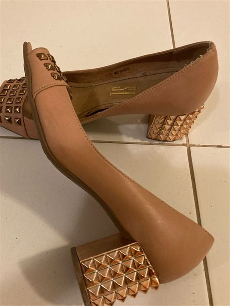 Sapato Nude De Couro Fosco Tam Detalhes De Tachas Quadradas Douradas No Peito E No Salto