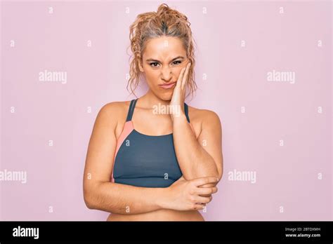 Jeune Belle Blonde Sportive Femme Faisant Le Sport Portant Des V Tements De Sport Sur Fond Rose