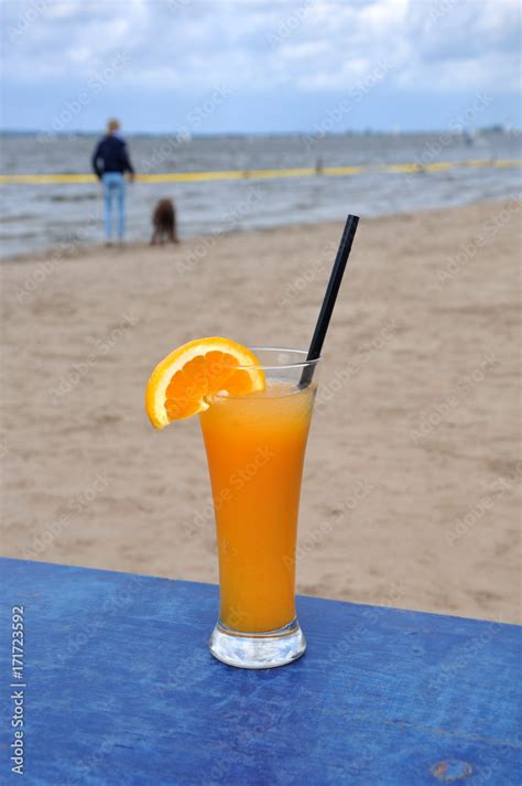 Sex On The Beach Cocktail Trinken Am Strand Stock Photo Adobe Stock