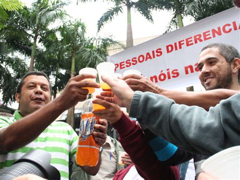 G1 Manifestantes de Higienópolis bloqueiam a Avenida Angélica