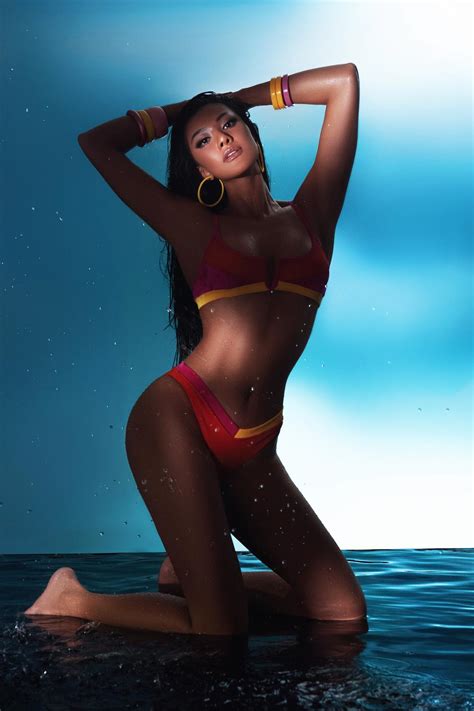 Kim Duyên diện bikini khoe body nóng bỏng trước thềm bán kết Miss Universe 2021