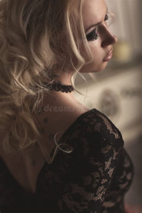 Sexy Vrouw In Verleidelijke Zwarte Lingerie In Kousen Stock Afbeelding Image Of Partij Manier