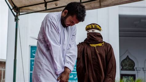 Una Pareja Gay Recibe Un Brutal Castigo P Blico Por Tener Sexo Shangay