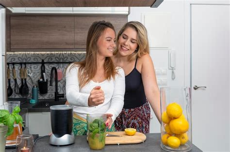 Premium Photo Cute Vegan Lesbian Couple Preparing Spinach Smoothie Lgtb Concept Vegan People
