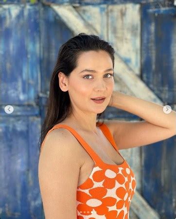 17 Hot Sexy Gulsim Ali Bikini Pics