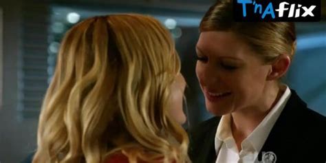 Caity Lotz Lesbian Scene In Dc S Legends Of Tomorrow Tnaflix