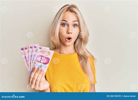 Prachtig Blonde Caucasiaanse Meisje Met Mexicaanse Pesos Bankbiljetten Bang En Verbaasd Met