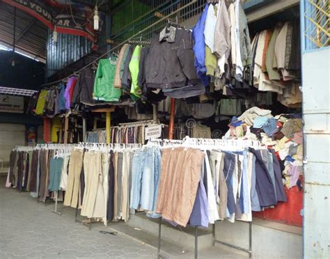 Shop Da Roupa Usada - Roupa Usada Que Pendura Em Uma Cremalheira Imagem de Stock - Imagem de ...