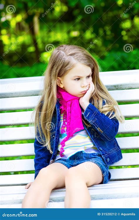 Petite Fille Blonde Triste S Asseyant Sur Un Banc En Parc Photo Stock Image Du Cheveu