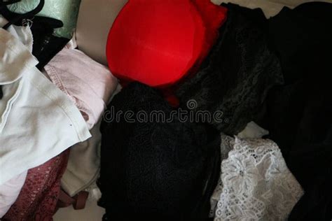 Fin De Femme Blanche Et Noire Sexy De Lingerie Rouge Dans L Armoire Photo Stock Image Du Blanc