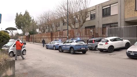 Rione Conocal Spara Dal Balcone Pregiudicato Si Consegna Alla Polizia