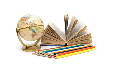 Книга, глобус и карандаши различных цветов на белом Backgroun Стоковое ...