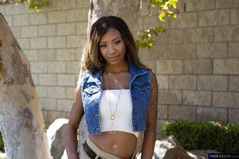 Chocolate Beauty September Reign Shows Naked Tits Photos