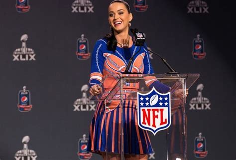 Katy Perry Mit Löwen und Haien zum Super Bowl