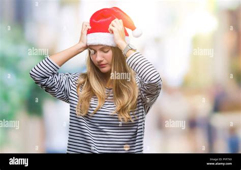 Junge hübsche blonde Frau tragen Mütze über isolierte Hintergrund Kopfschmerzen leiden