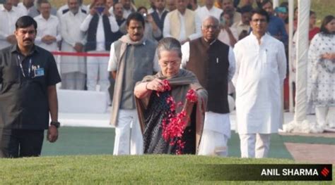 ‘maker Of Modern India’ Mallikarjun Kharge Sonia Gandhi Pay Tribute To Jawaharlal Nehru