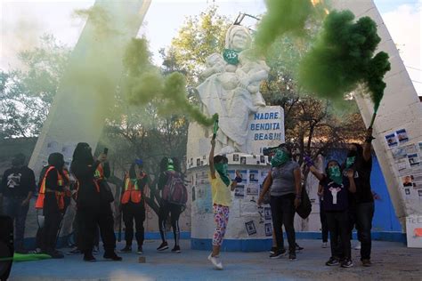 López Obrador condena actos violentos durante marcha en favor del aborto